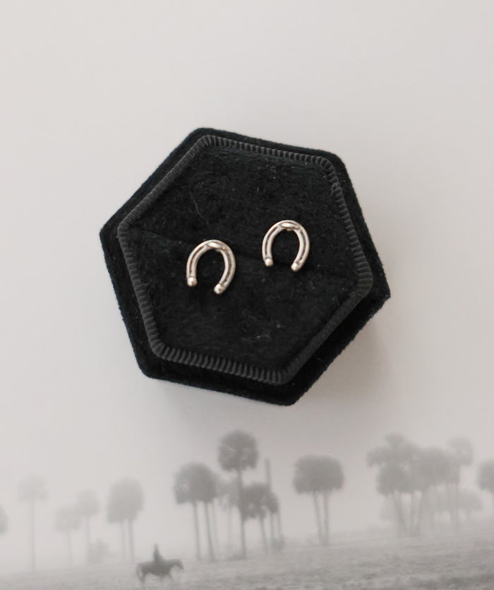 THE HORSESHOE STUD EARRINGS