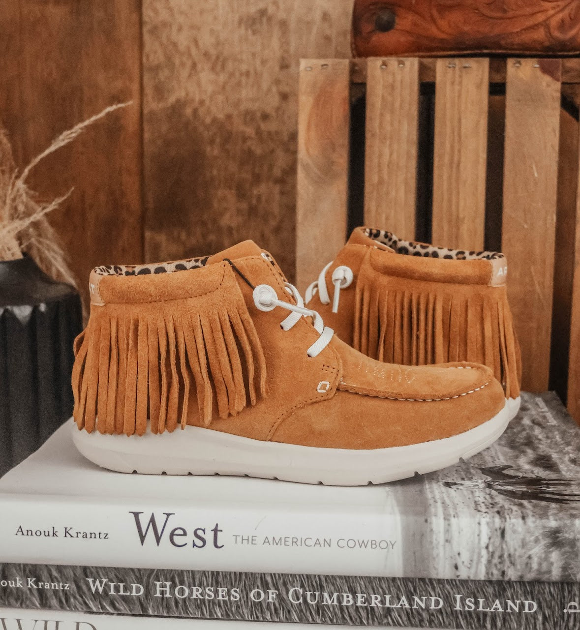 ARIAT HIGH TOP HILO FRINGE SHOE-WHEAT SUEDE – 7 Bar Boutique