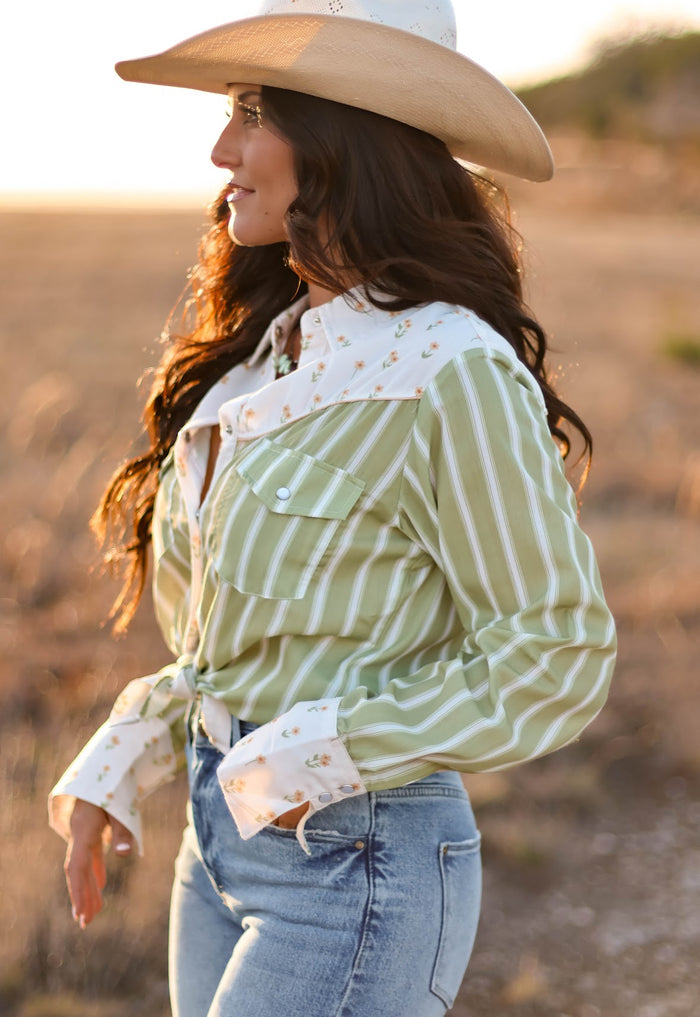 THE DAISY PEARL SNAP TOP