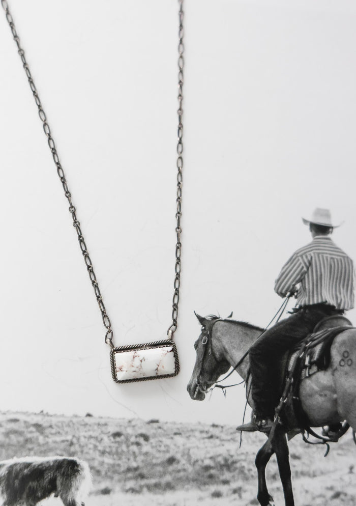 THE MAE BAR NECKLACE