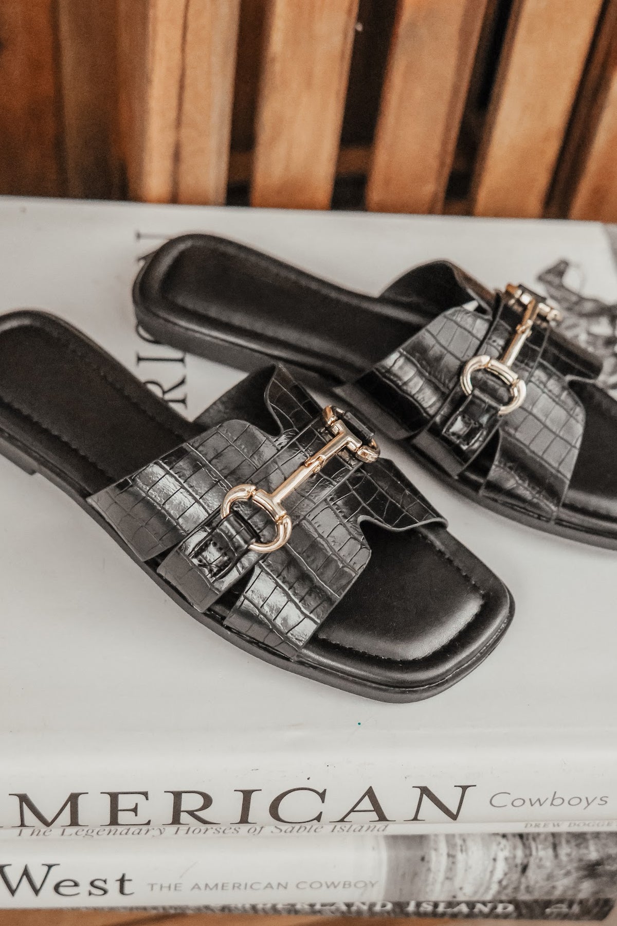 HORSE BIT CROC SANDAL-BLACK
