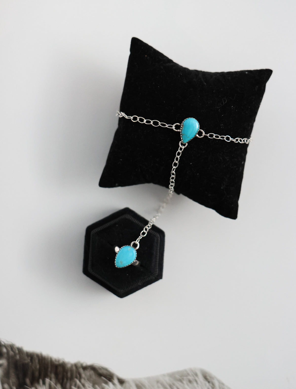 THE LORENA HAND CHAIN - TURQUOISE