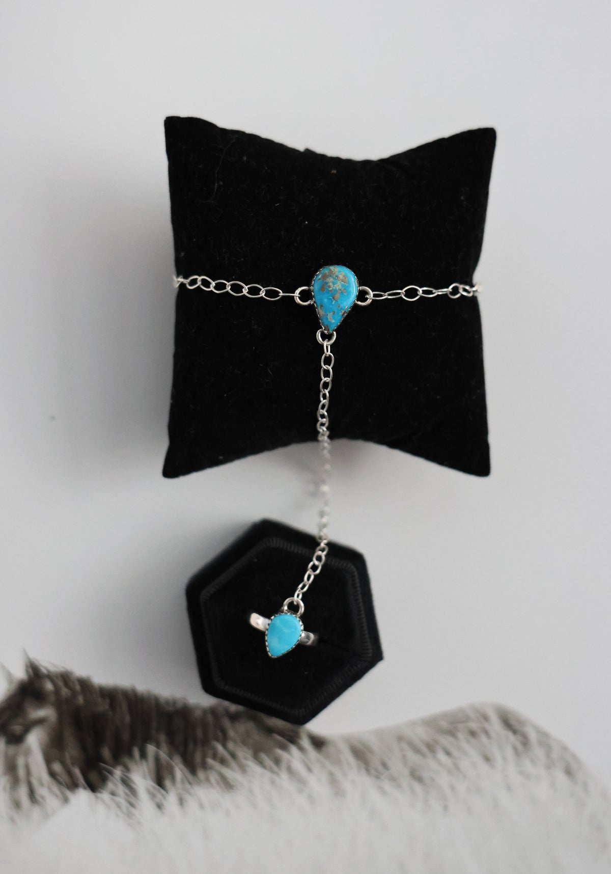 THE LORENA HAND CHAIN - TURQUOISE