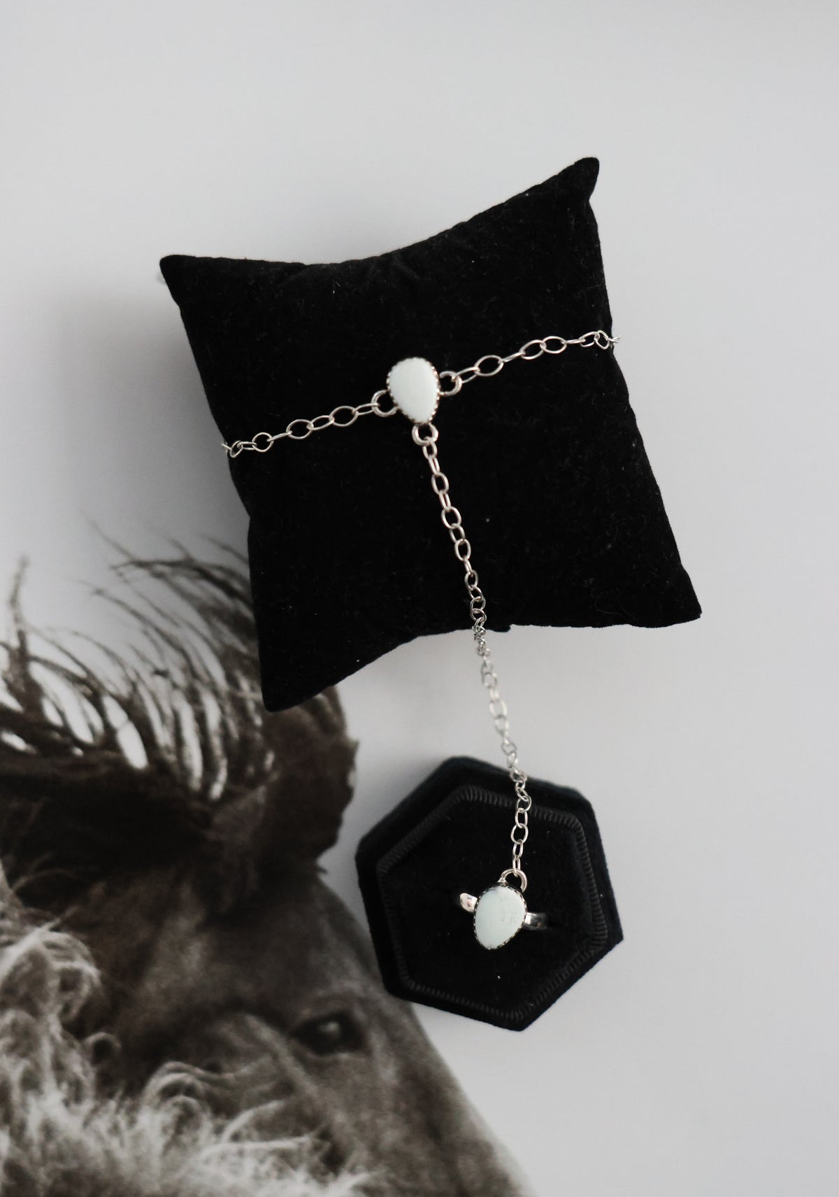THE LORENA HAND CHAIN - VARISCITE