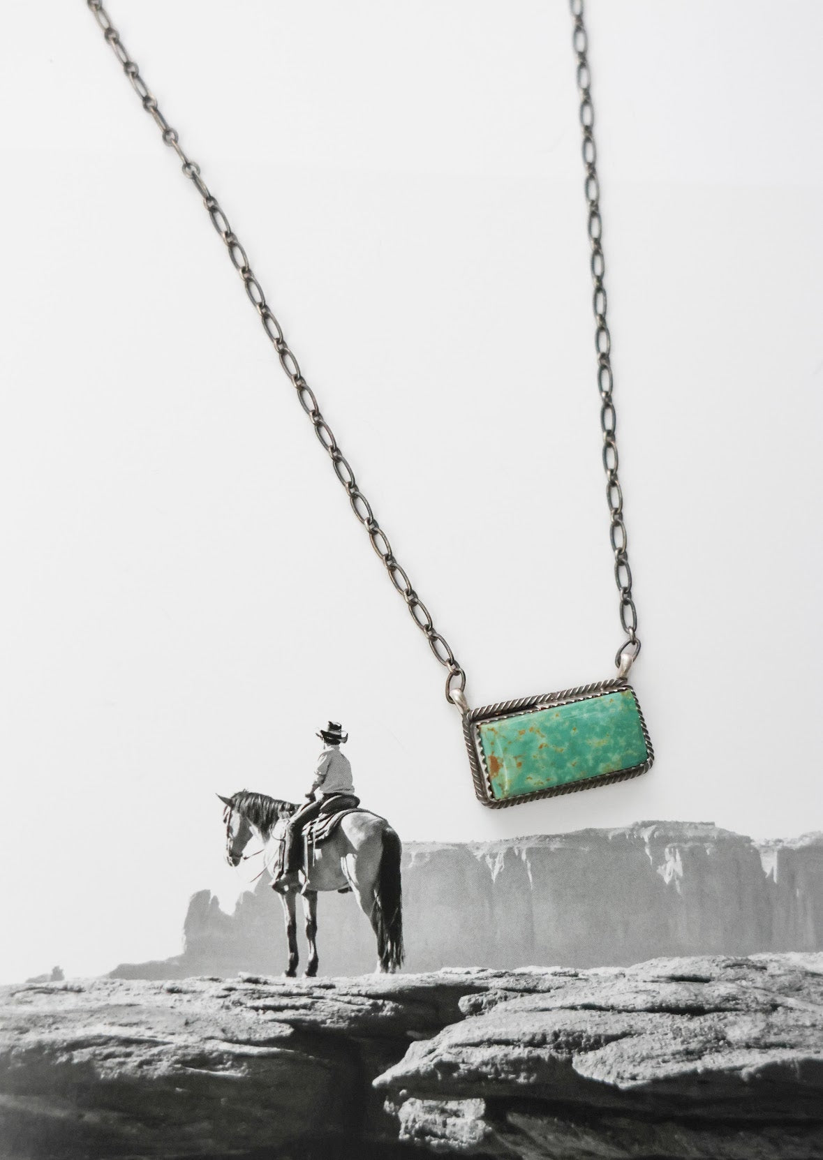 THE JANE BAR NECKLACE