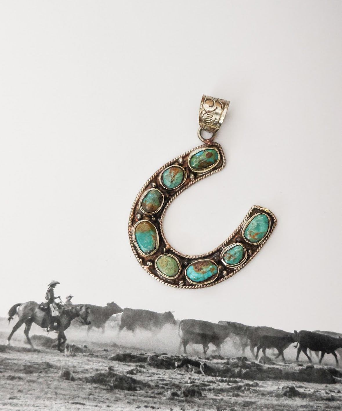 THE HORSESHOE PENDANT
