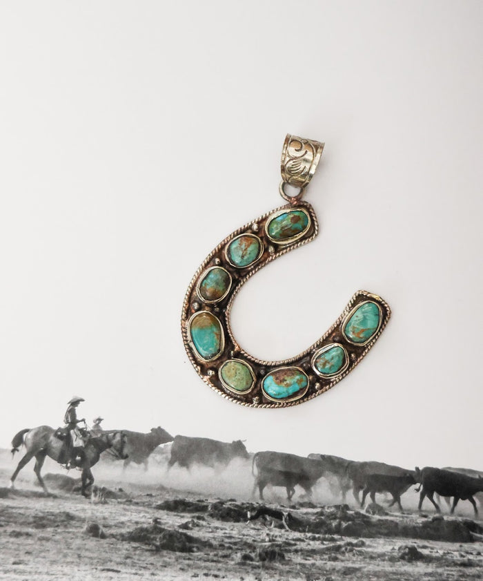 THE HORSESHOE PENDANT