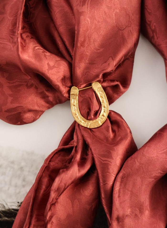 THE HORSESHOE SCARF SLIDE