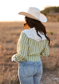THE DAISY PEARL SNAP TOP