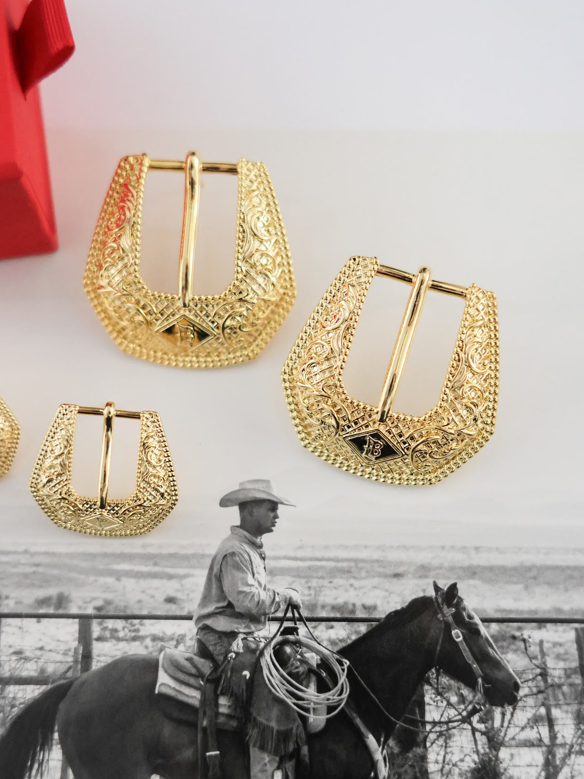 BUCKLE BETTY EARRINGS - GOLD