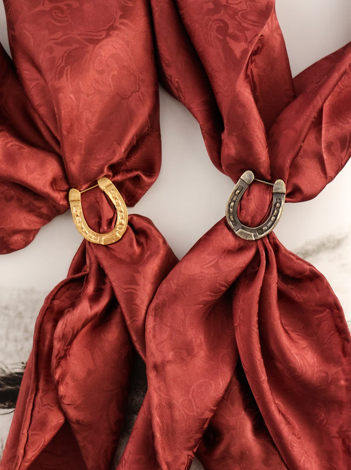 THE HORSESHOE SCARF SLIDE