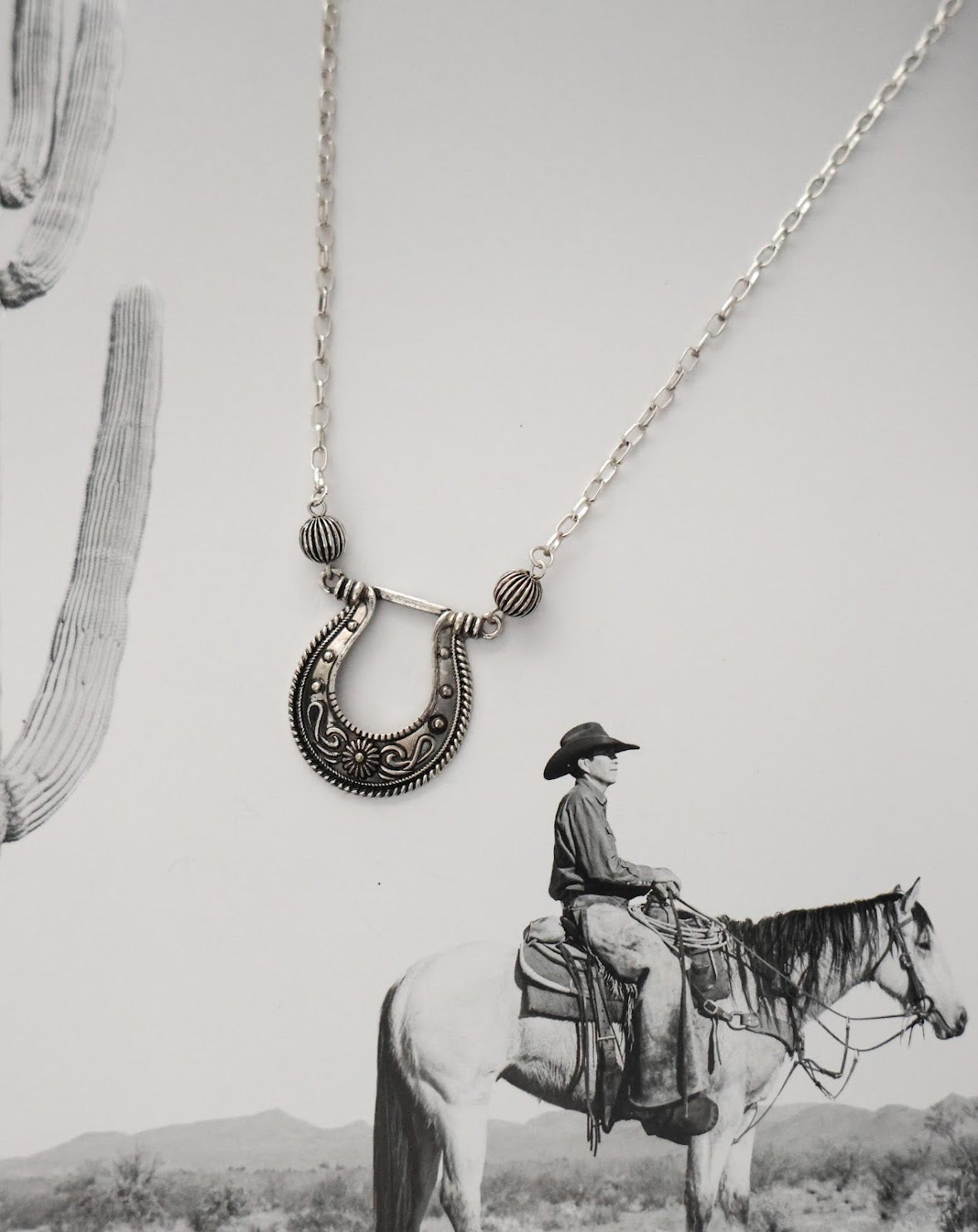 THE HORSESHOE NECKLACE