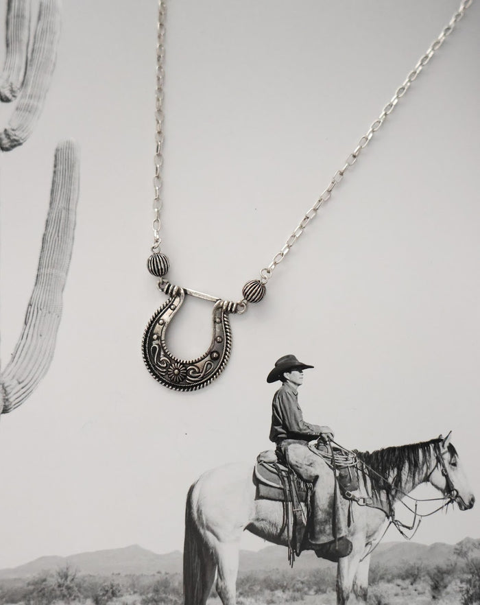 THE HORSESHOE NECKLACE