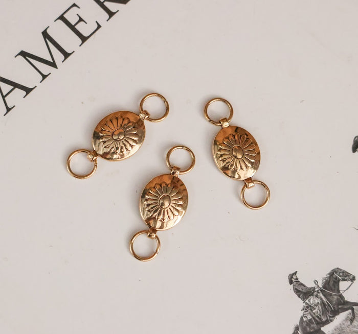 THE CHANDELIER SCARF SLIDE